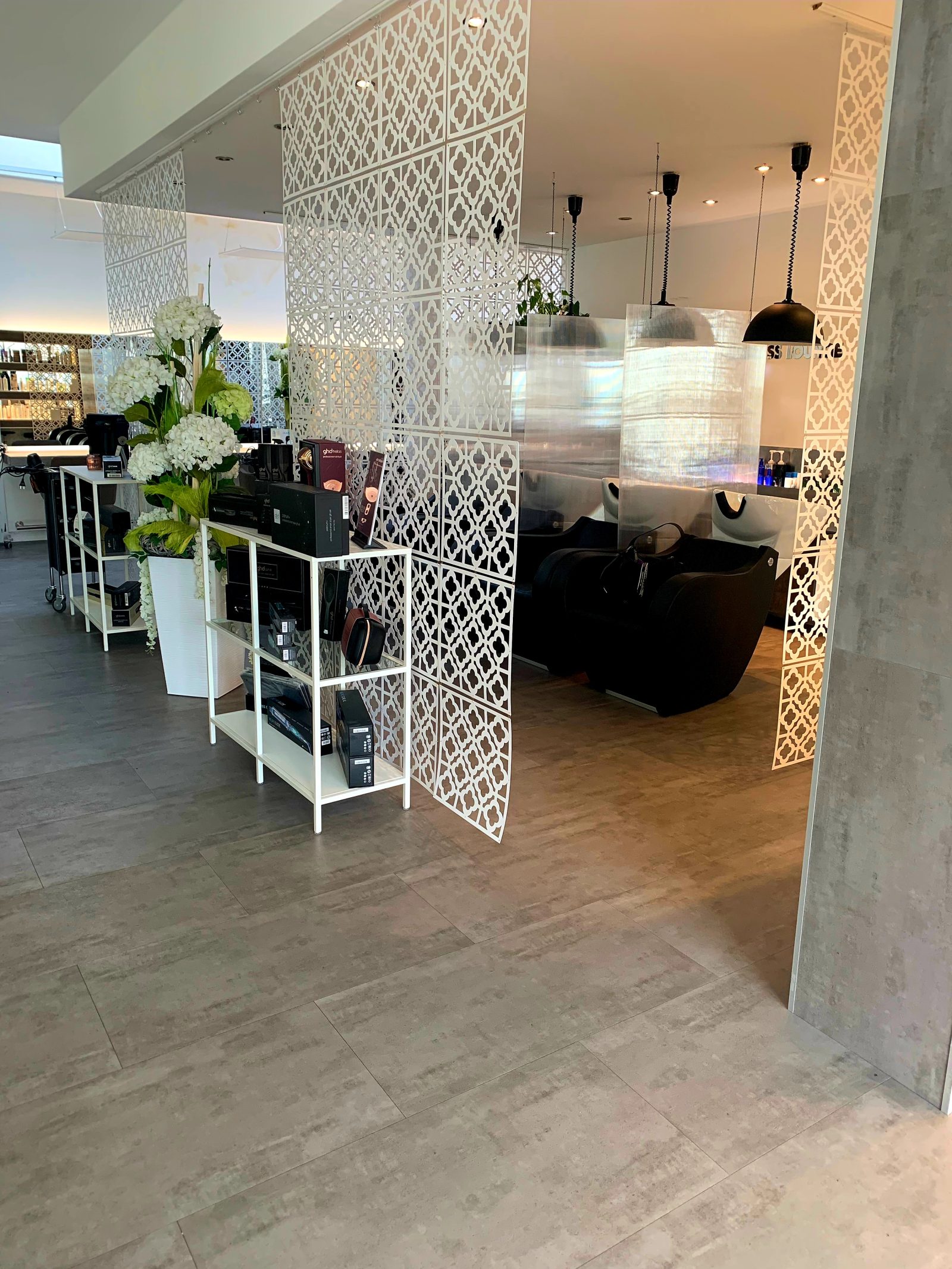 Blick durch die dekorativen Raumteiler im Salon