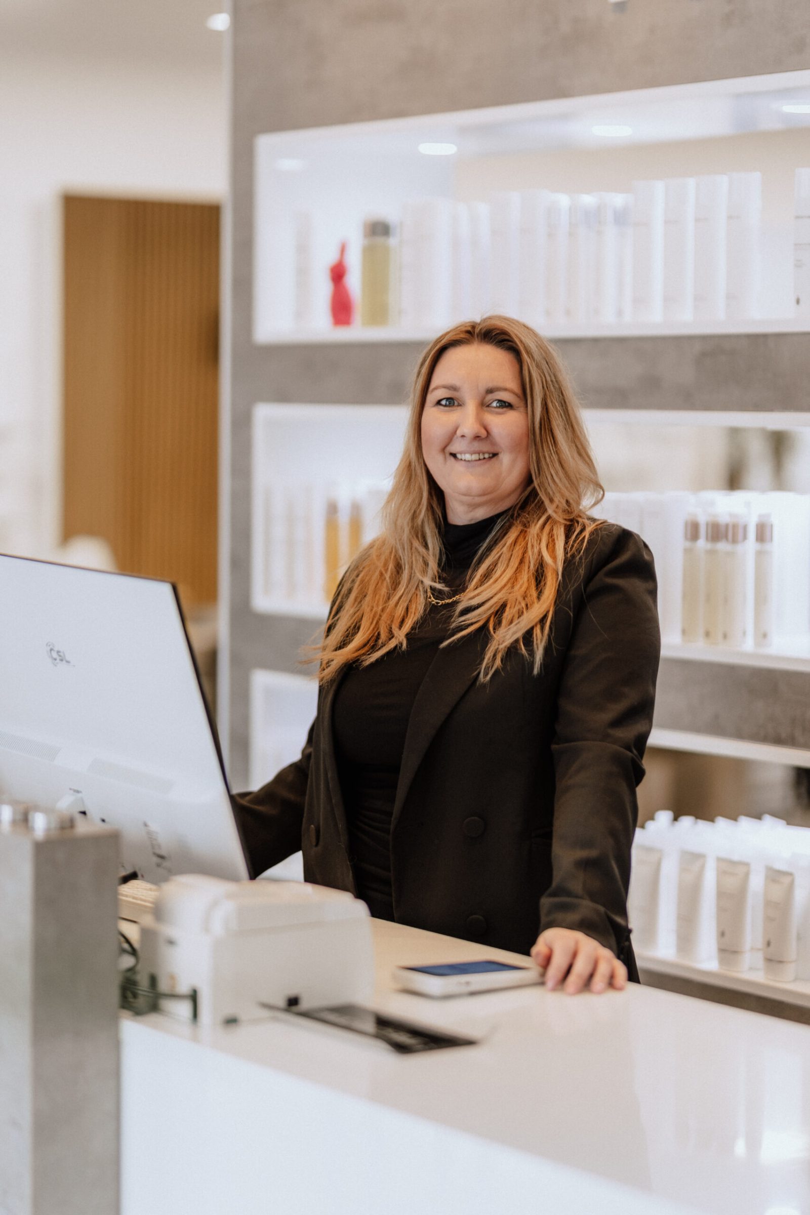 Betty, Saloninhaberin