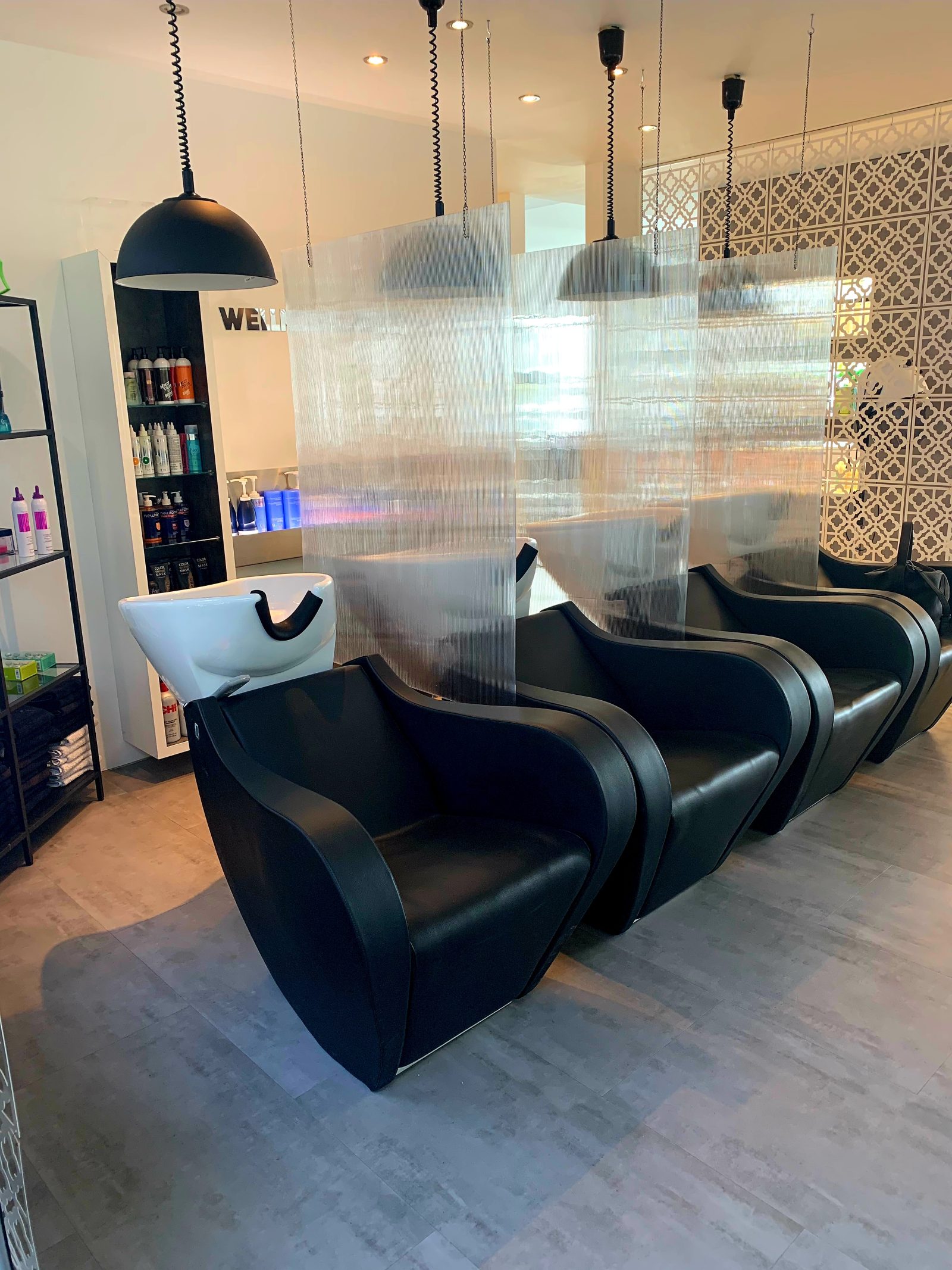 Waschlounge mit Massagesesseln im Beauty Place Bernburg