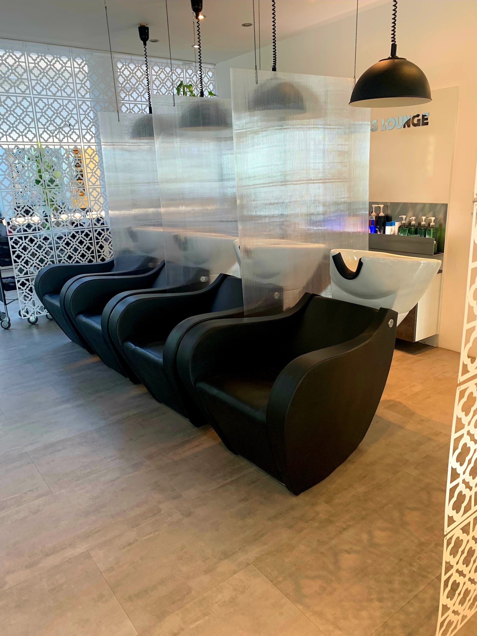 Reihe der Waschplätze in der Wash Lounge